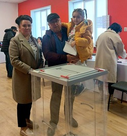 В Наримановском районе голосуют на выборах целыми семьями