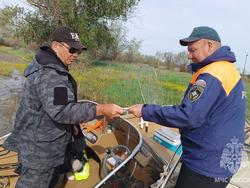 Спасатели из Наримановского района провели рейд на акваториях рек Волга и Бушма