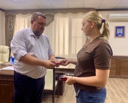 В Наримановском районе супруге погибшего героя СВО вручили медаль «За отвагу»