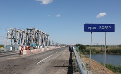 В Наримановском районе ремонтируют мост через ерик 