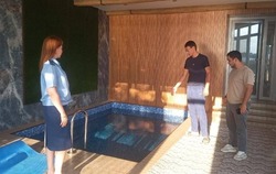 В бассейне наримановской гостиницы утонул ребенок