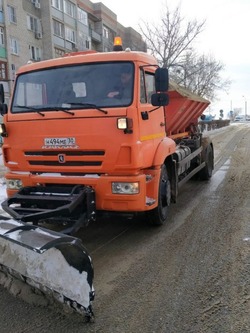 В Наримановском районе устраняют последствия снегопада