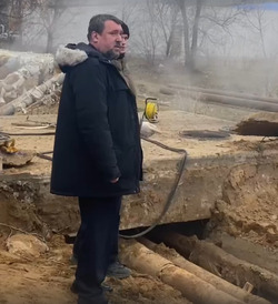 В Нариманове меняют трубы на улице Волгоградской