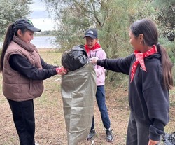 В наримановском селе школьники очистили берег Волги