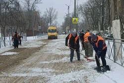 В Нариманове расчищают дороги от снега