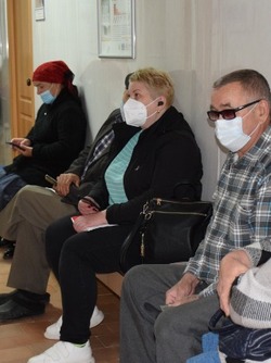 В больницах Наримановского района ввели обязательное ношение масок