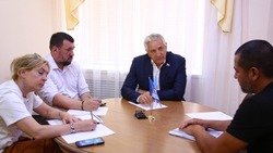 В Наримановском районе проконтролировали ремонт медучреждений