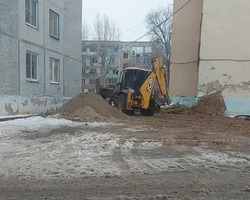 В Нариманове укладывают плиты над трубами теплоснабжения