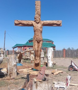 Фермер из наримановского села вырезал очередную скульптуру из дерева
