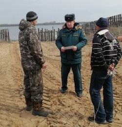 В Наримановском районе сотрудники МЧС беседуют с жителями о безопасности на воде