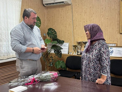 Глава Наримановского района вручил орден маме земляка-героя 
