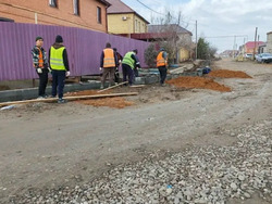 В наримановском селе делают пешеходную дорожку