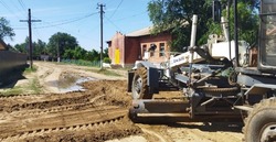 В Наримановском районе проводят отсыпку и выравнивание сельских дорог