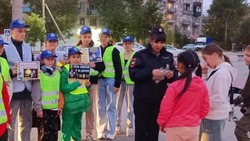 Жители города Нариманова получили в подарок световозвращающие брелоки