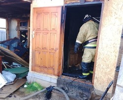 В Наримановском районе сгорел вагон-бытовка