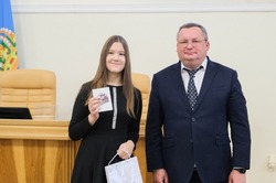 В Думе Астраханской области школьникам вручили паспорта