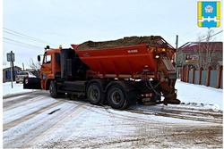 В Наримановском районе дороги очищают от снега