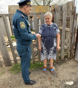 В Наримановском районе сотрудники МЧС вручили пенсионерам пожарные извещатели
