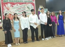 Выпускники наримановской детской школы искусств прощаются с преподавателями
