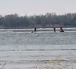 Троих наримановских рыбаков унесло на льдине