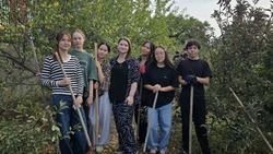 Наримановские старшеклассники приводят в порядок территорию школы