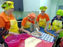 Жильцы наримановского дома-интерната пекли пышки и  пирожки