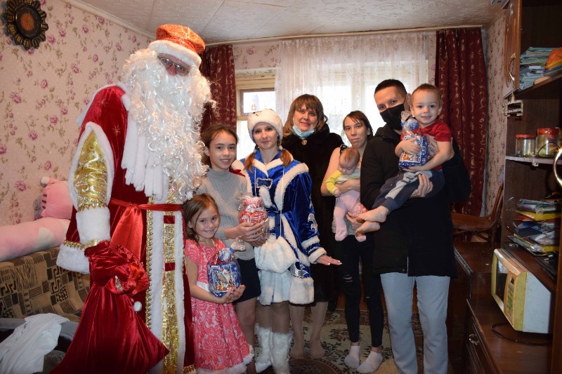В Наримановском районе в ходе акции «В дом с добром» поздравили  детей из многодетных семей