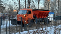 В Нариманове борются с гололедом