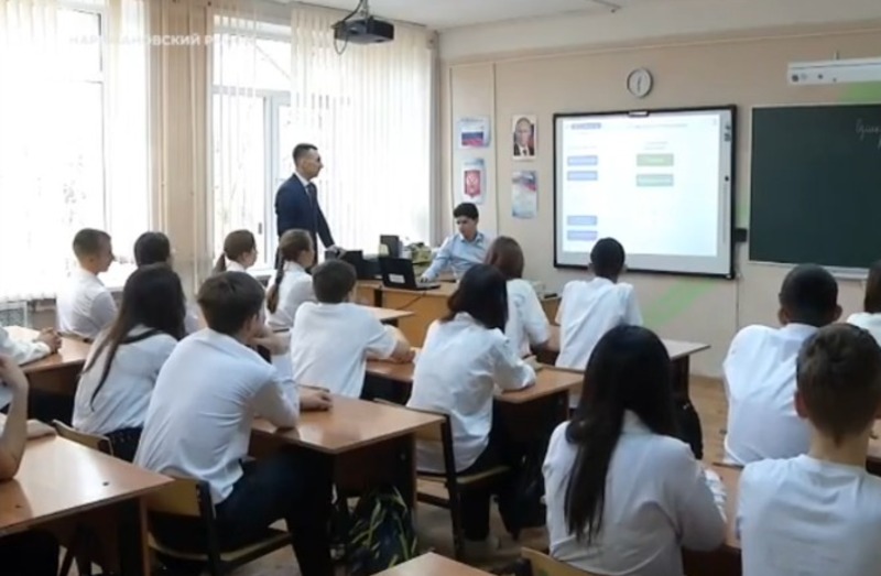 В школе Наримановского района урок провел министр