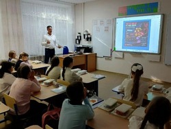 Для наримановских школьников провели беседу «Ловушки цифрового мира»