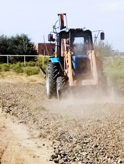 В Наримановском районе продолжаются работы по ремонту дорог в поселениях
