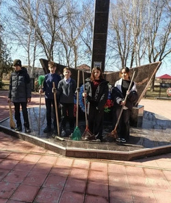 В наримановском селе провели субботник в парке памяти