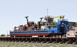 Астраханские судостроители спустили на воду самоходный земснаряд