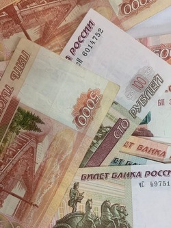С банковской карты жительницы Наримановского района пропали деньги